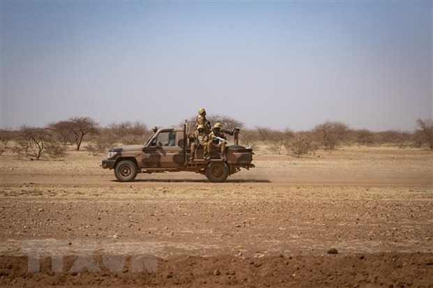  Binh sỹ Burkina Faso tuần tra tại Goudebo. (Ảnh: AFP/TTXVN)