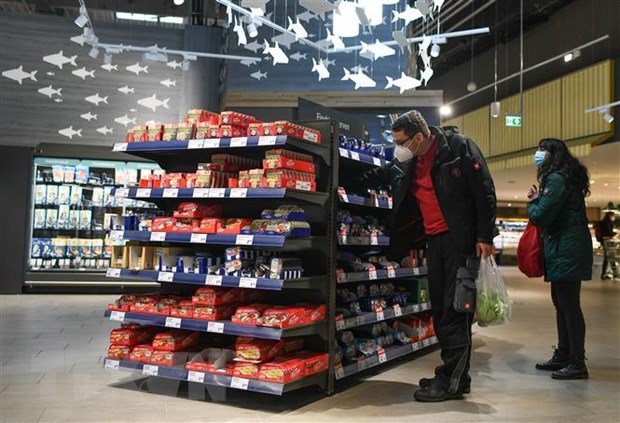 Người tiêu dùng lựa chọn mua hàng tại một siêu thị ở Frankfurt, Đức. (Ảnh: THX/TTXVN)