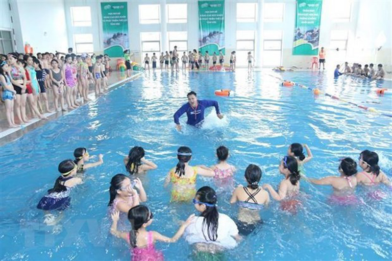 Một buổi học bơi của học sinh nữ. (Nguồn: TTXVN)