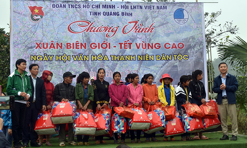 Ban Dân tộc tỉnh và Tỉnh đoàn - Hội LHTN tặng quà cho ĐBDTTS bản Cà Xen, xã Thanh Hóa (Tuyên Hóa)
