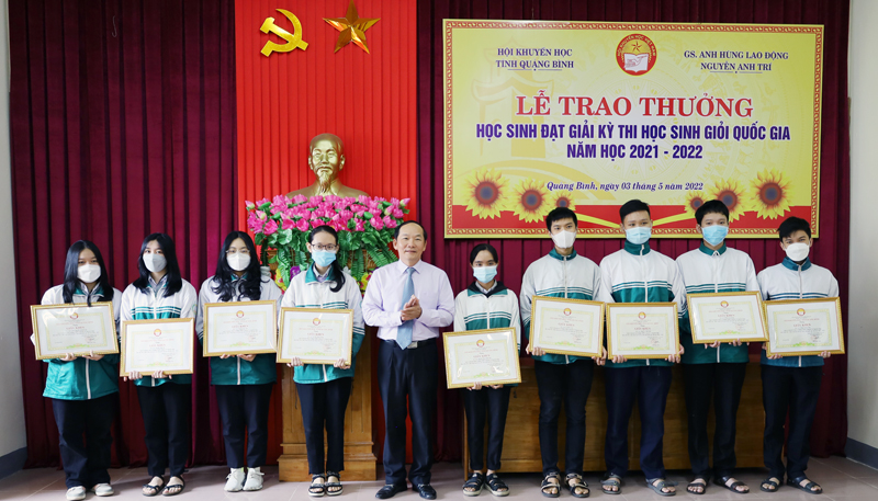 Đồng chí Chủ tịch Hội Khuyến học tỉnh Trần Xuân Vinh trao thưởng cho các HS đạt giải cao trong kỳ thi học sinh giỏi Quốc gia năm học 2021-2022.