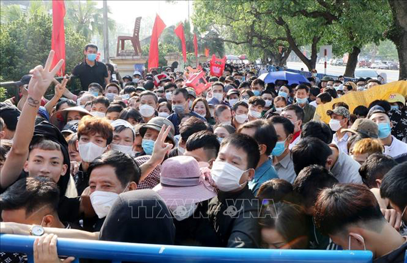  Hàng nghìn người hâm hộ đã xếp hàng khá sớm chờ được mua vé xem các trận đấu môn bóng đá nam SEA Games 31 tại Phú Thọ. Ảnh: Trung Kiên/TTXVN
