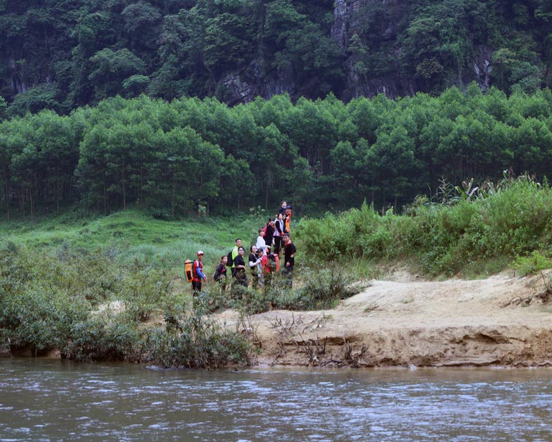Khách du lịch đến tham quan, khám phá thiên nhiên ở xã Tân Hóa, huyện Minh Hóa vào dịp cuối tháng 4 năm 2022.
