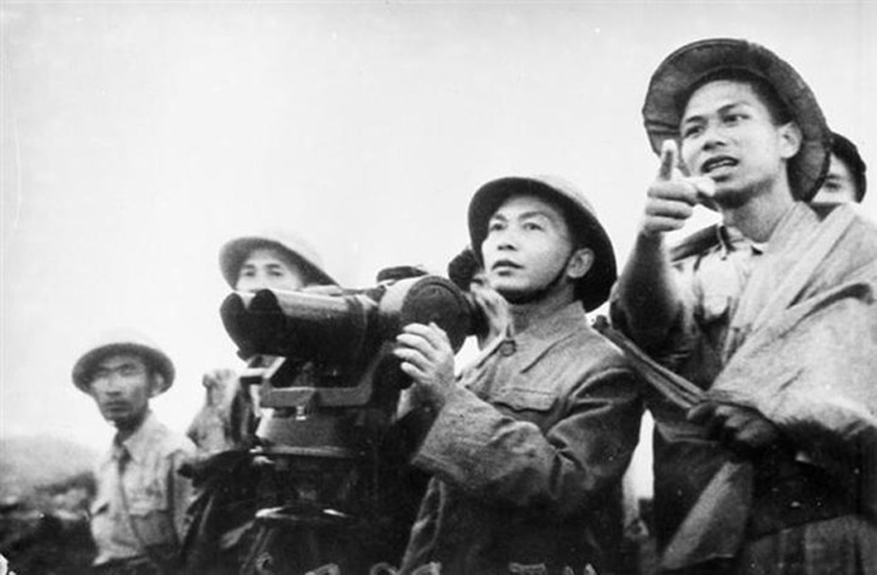 Đại tướng Võ Nguyên Giáp quan sát trận địa lần cuối cùng trước khi phát lệnh nổ súng mở màn chiến dịch Điện Biên Phủ. (Ảnh: TTXVN)