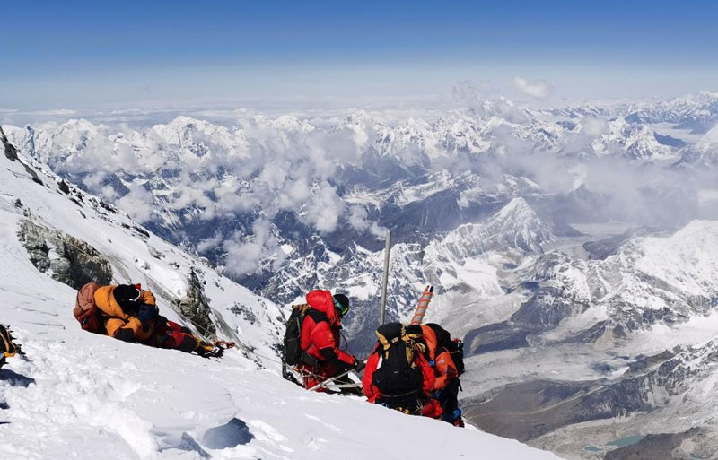 Lắp đặt trạm khí tượng cao nhất thế giới trên đỉnh Everest. (Ảnh: Tân Hoa Xã)