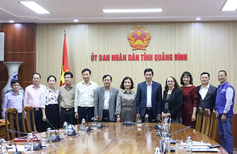 Chụp ảnh lưu niệm cùng đoàn công tác của tổ chức Plan International tại Việt Nam. 
