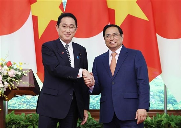 Thủ tướng Phạm Minh Chính và Thủ tướng Nhật Bản Kishida Fumio gặp gỡ báo chí sau hội đàm, tại Hà Nội sáng 1/5/2022. (Ảnh: Dương Giang/TTXVN)