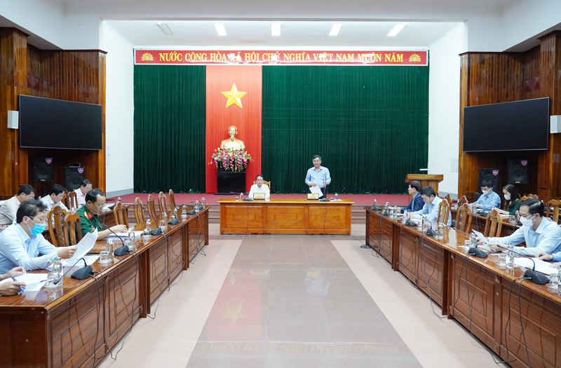Đồng chí Chủ tịch UBND tỉnh Trần Thắng phát biểu tại cuộc họp.