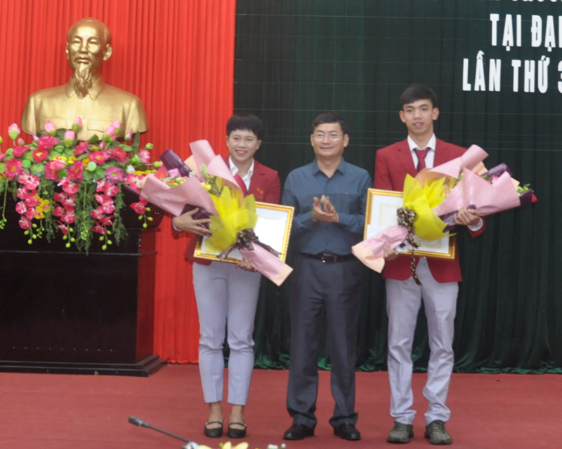Lãnh đạo tỉnh Quảng Bình tặng hoa khen thưởng 2 VĐV đạt thành tích xuất sắc tại SEA Games 30.