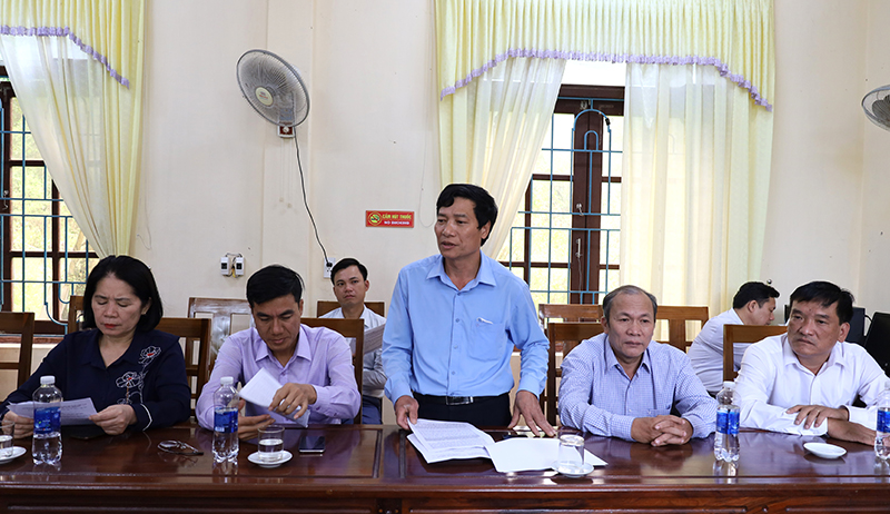 Đại diện BQL RPH huyện Quảng Ninh báo cáo công tác quản lý, bảo vệ rừng của đơn vị.