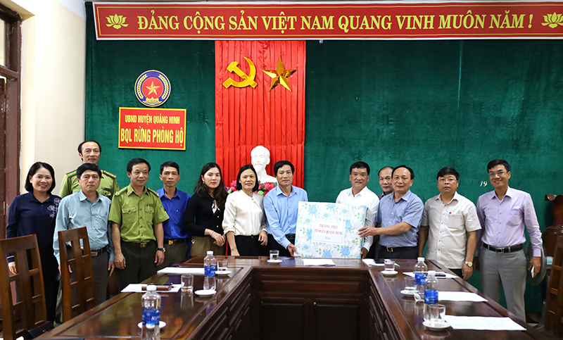 Đồng chí Phó Bí thư Thường trực Tỉnh ủy Trần Hải Châu tặng quà BQL RPH huyện Quảng Ninh.