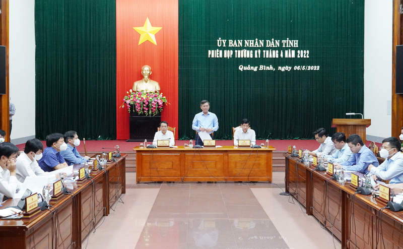 Đồng chí Chủ tịch UBND tỉnh Trần Thắng phát biểu tại phiên họp.