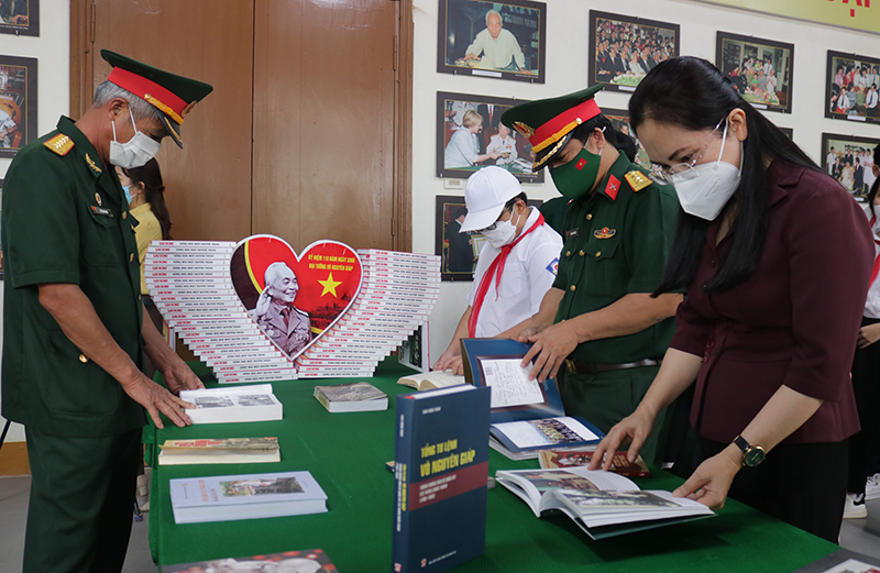 Các đại biểu tham quan một số hình ảnh và tư liệu quý về cuộc đời, sự nghiệp Đại tướng Võ Nguyên Giáp.