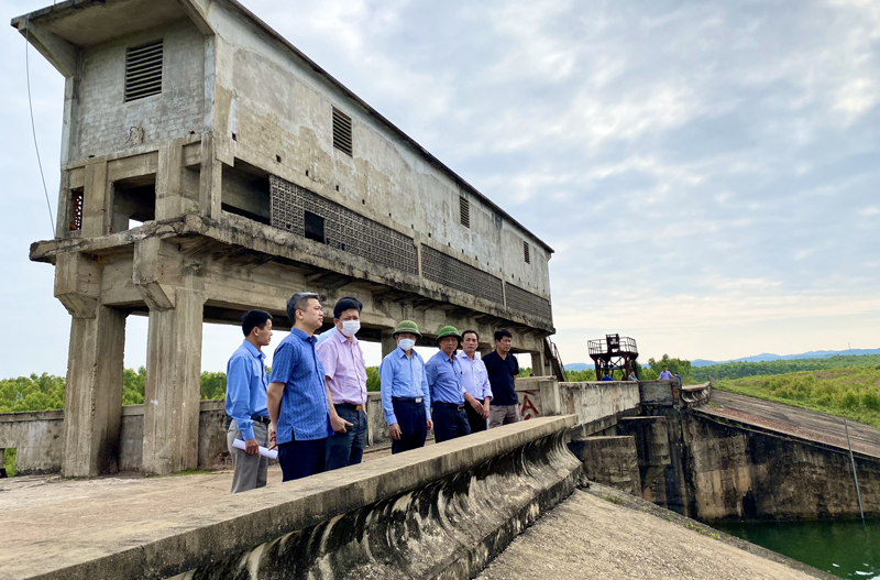 Đoàn công tác của Tổng cục Thủy lợi và Sở Nông nghiệp-PTNT Quảng Bình đi kiểm tra thực địa hồ chứa nước Vực Tròn