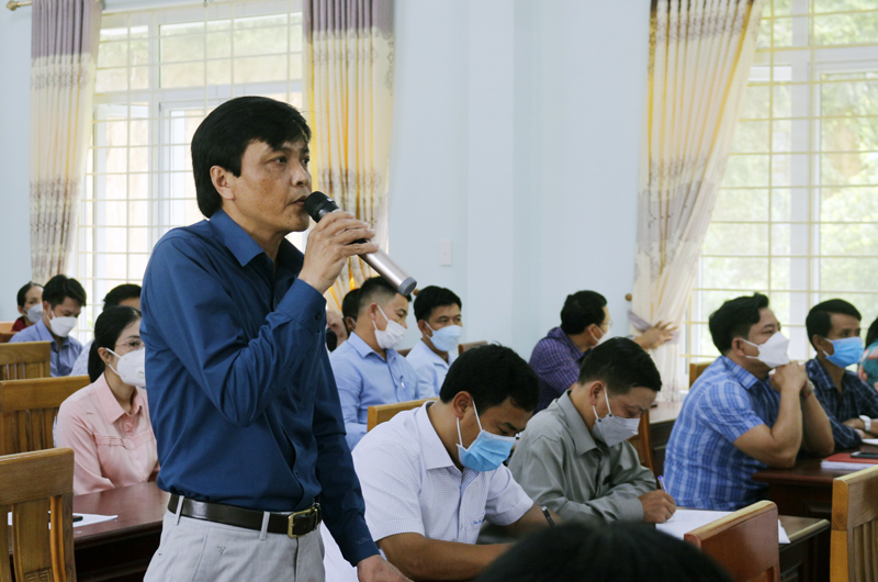 Cử tri huyện Tuyên Hóa trình bày ý kiến kiến nghị.