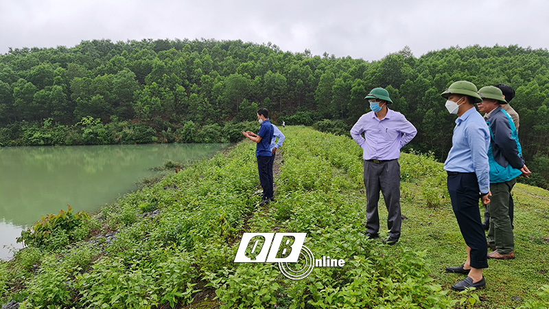 Nhiều hộ dân trồng cây trái phép trong lòng hồ chứa nước Vực Tròn (Quảng Trạch) đã được cấp giấy chứng nhận quyền sử dụng đất.