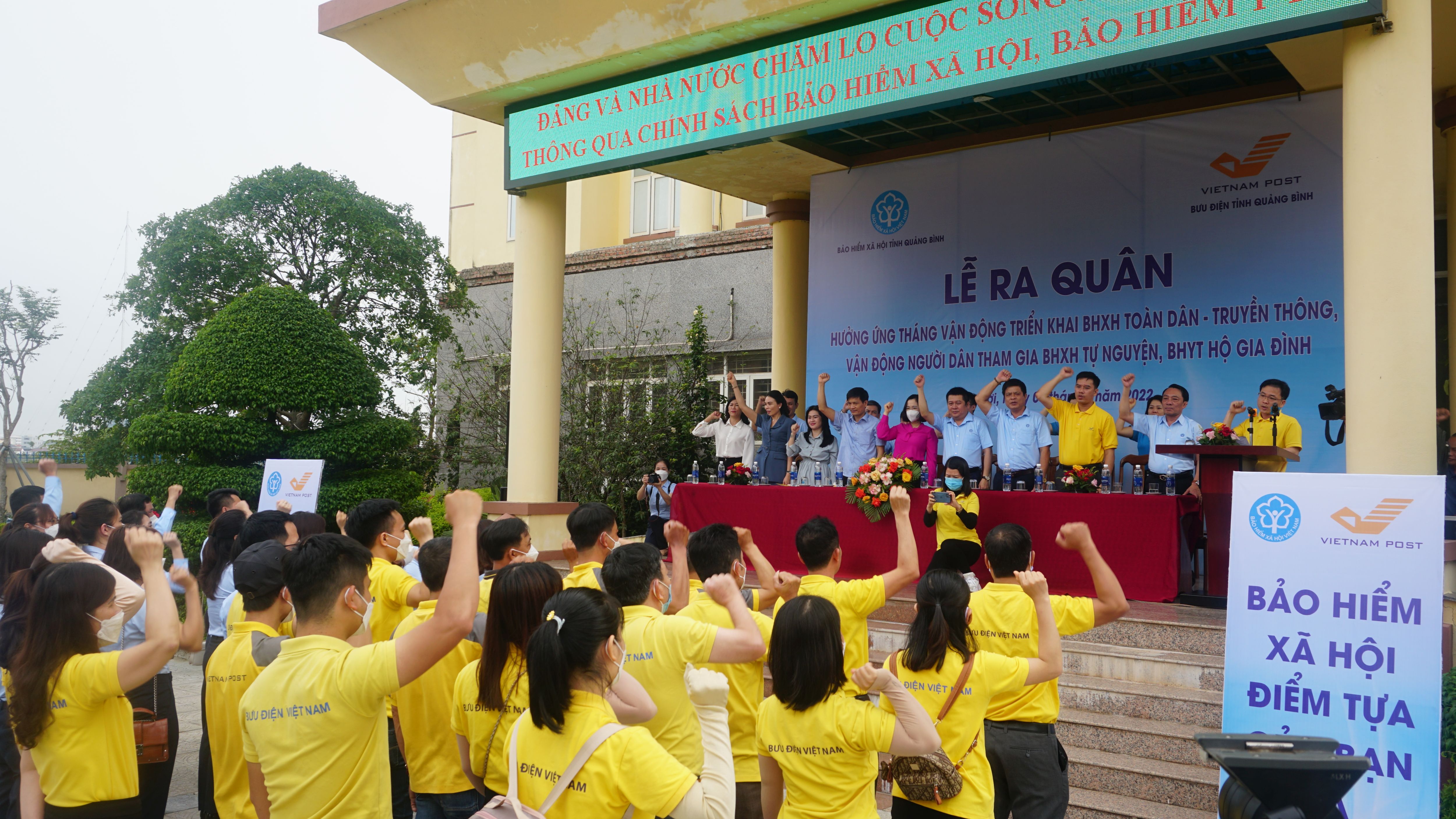 BHXH và Bưu điện tỉnh Quảng Bình tổ chức lễ ra quân hưởng ứng tháng vận động triển khai BHXH toàn dân