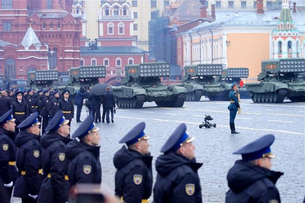 Đội hình xe chiến đấu của hệ thống pháo phản lực hạng nặng TOS-1 trong đội hình duyệt binh trên Quảng trường Đỏ, Moskva (Nga) ngày 9/5/2021. (Ảnh: Trần Hiếu/TTXVN)