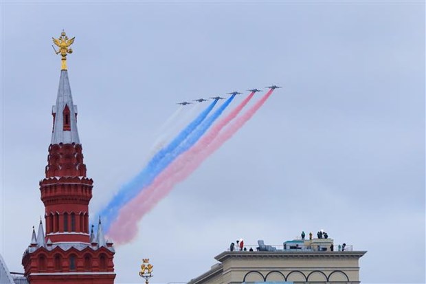Đội bay Su-25 kết thúc phần trình diễn không quân tại lễ duyệt binh tại Moskva, ngày 9/5/2021. (Ảnh: Trần Hiếu/TTXVN)