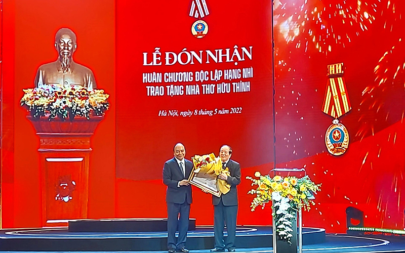 Chủ tịch nước Nguyễn Xuân Phúc trao Huân chương Độc lập hạng Nhì tặng nhà thơ Hữu Thỉnh.