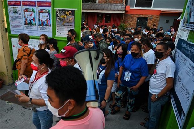 Cử tri Philippines chờ bỏ phiếu bầu tổng thống tại điểm bầu cử ở Manila, ngày 9/5/2022. (Ảnh: AFP/TTXVN)