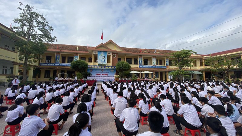 Gần 500 cán bộ, giáo viên Trường THCS Quảng Thuận được cán bộ Phòng CSGT hướng dẫn các kỹ năng cần thiết để bảo đảm an toàn khi tham gia giao thông.