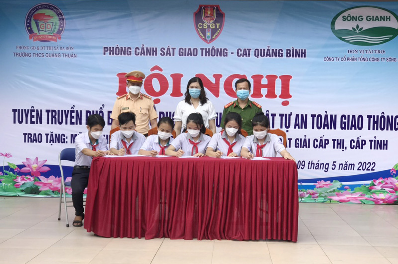 Các em học sinh Trường THCS Quảng Thuận ký cam kết  bảo đảm an toàn khi tham gia giao thông.