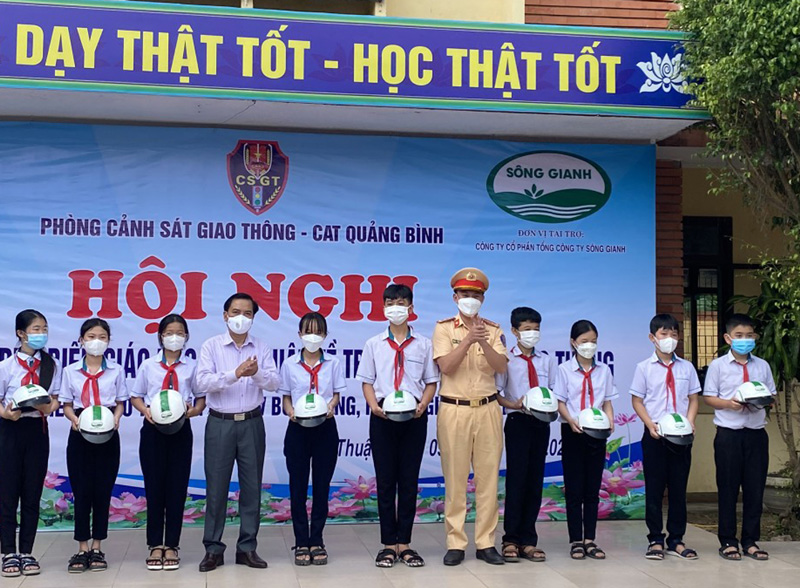 Trao tặng 100 mũ bảo hiểm cho học sinh Trường THCS Quảng Thuận.