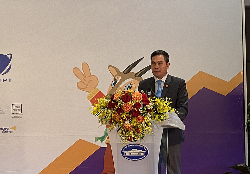 Ông Nguyễn Ngọc Quý, Giám đốc Sở Du lịch giới thiệu du lịch Quảng Bình tại hội nghị.