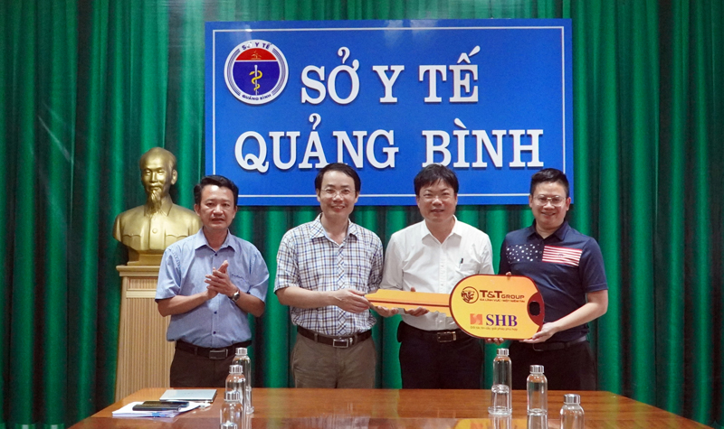 Đại diện Tập đoàn T&T Group và Ngân hàng SHB trao tặng xe cứu thương cho Sở Y tế Quảng Bình.
