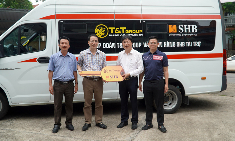 Giám đốc Sở Y tế bác sỹ Dương Thanh Bình trao xe cứu thương cho Bệnh viện đa khoa huyện Minh Hóa.