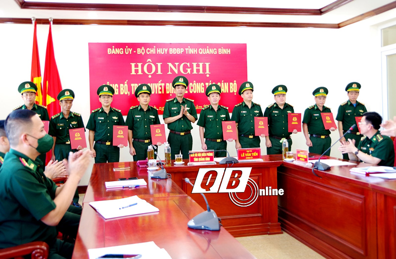 Đại tá Lê Văn Tiến, Bí thư Đảng ủy, Chính ủy BĐBP tỉnh trao quyết định của Bộ Tư lệnh BĐBP cho các cán bộ.
