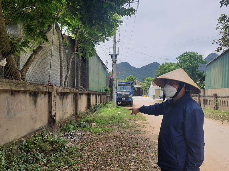 Phần đất của gia đình ông Nguyễn Đồng Huyên được chính quyền vận động hiến làm đường giao thông cách đây 17 năm.