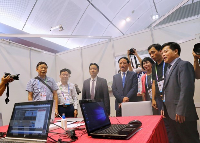 Các đại biểu tham quan phòng điều hành của Đài Truyền hình Việt Nam tại Trung tâm Báo chí SEA Games 31. (Ảnh: Tuấn Đức/TTXVN)