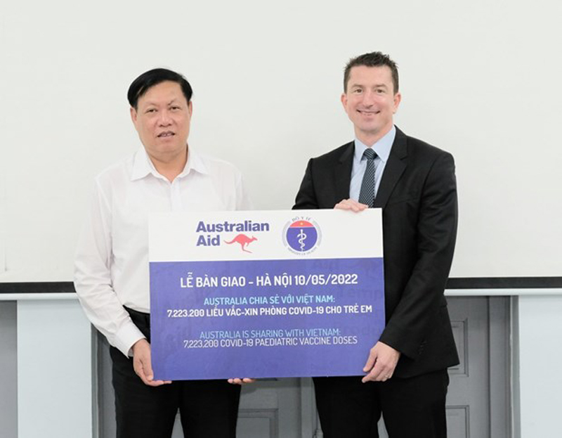 Thứ trưởng Đỗ Xuân Tuyên tiếp nhận tượng trưng hơn 7,2 triệu liều vaccine Australia tặng Việt Nam. (Ảnh: PV/Vietnam+)