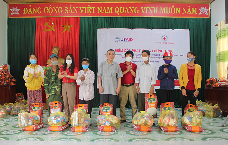 Đồng chí Phan Văn Cầu, Chủ tịch Hội CTĐ tỉnh và đồng chí Nguyễn Thị Minh, PCT Hội CTĐ tỉnh, Giám đốc Dự án trao các hộ hưởng lợi 900.000 đồng/suất.