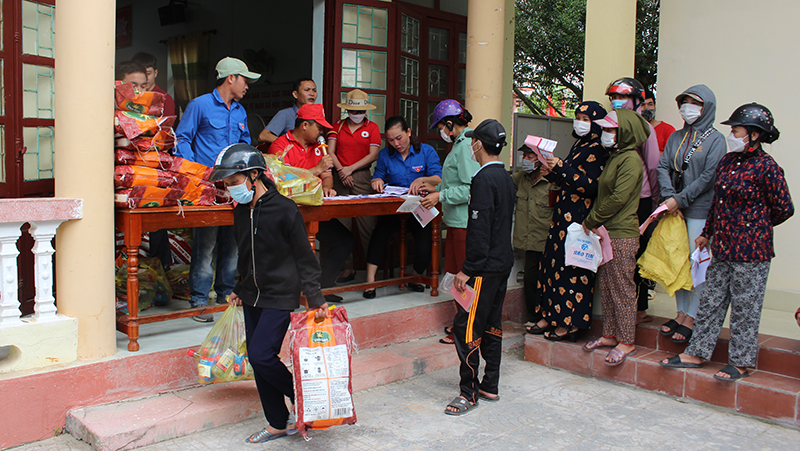 Toàn cảnh buổi cấp phát lương thực, thực phẩm tại xã Quảng Phương.