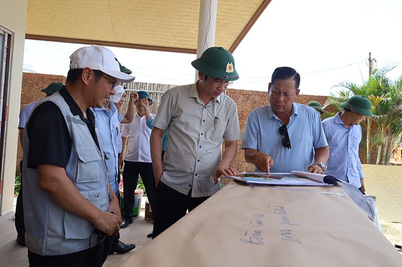 Đồng chí Phó Chủ tịch UBND tỉnh kiểm tra tiến độ thi công dự án Khu nghỉ dưỡng Fusion Quảng Bình. 