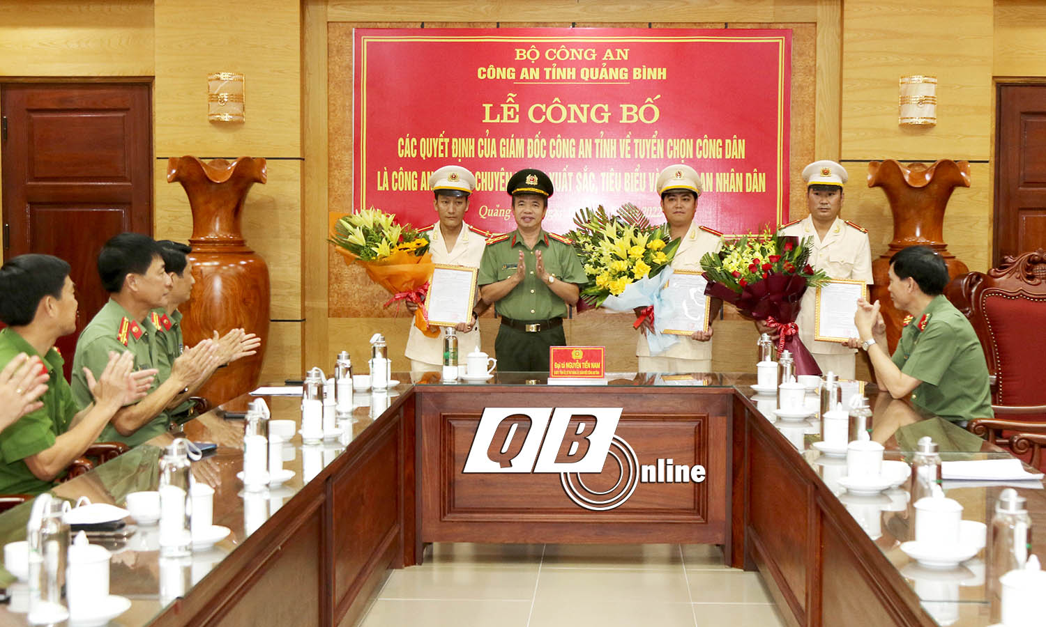 Đồng chí Đại tá, Giám đốc Công an tỉnh Nguyễn Tiến Nam trao quyết định tuyển dụng công an xã bán chuyên trách xuất sắc, tiêu biểu vào lực lượng CAND.