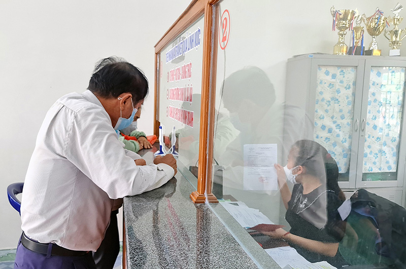 Người dân thực hiện các giao dịch hành chính tại bộ phận một cửa liên thông huyện Quảng Ninh.