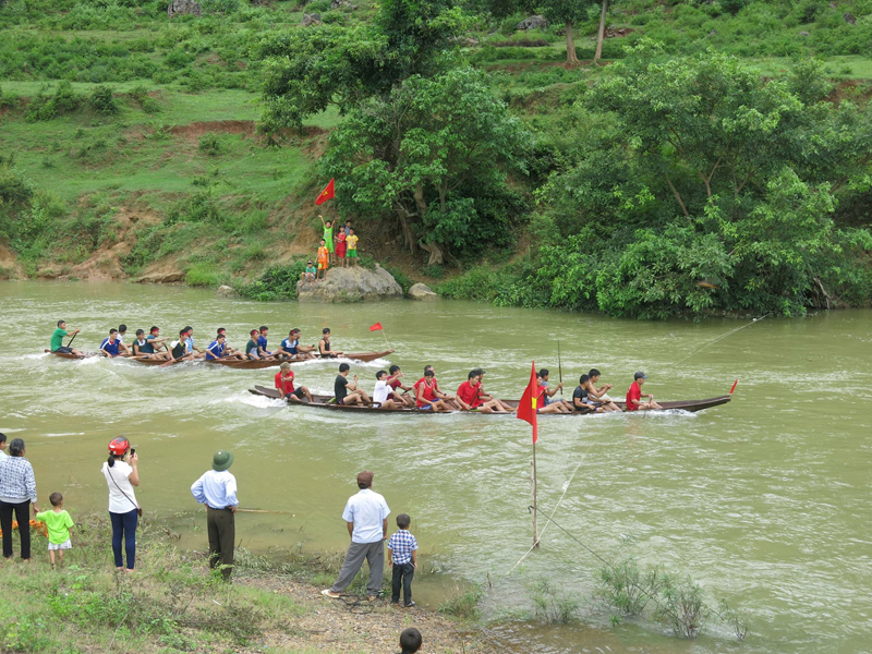 Đua thuyền trên sông Rào Nậy tại xã Tân Hóa (Minh Hóa) cũng tương tự như đua nôốc ở tổng Kim Linh ngày xưa.