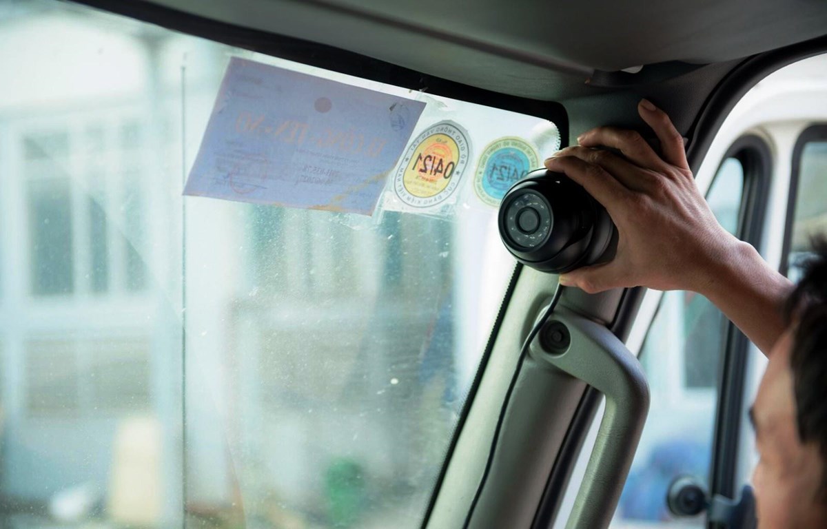 Lắp đặt camera giám sát trong xe ôtô kinh doanh vận tải. (Ảnh: CTV/Vietnam+)