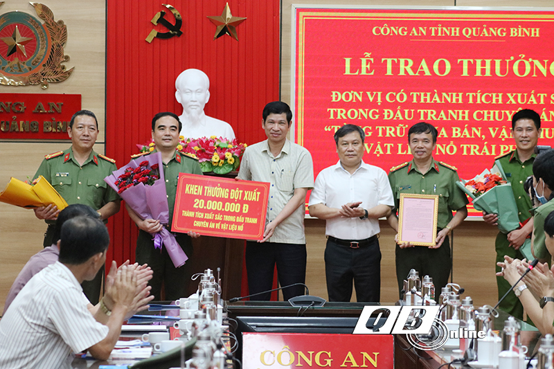 Đồng chí Bí thư Tỉnh ủy Vũ Đại Thắng trao thư khen, tặng hoa chúc mừng các đơn vị phá thành công chuyên án  "NVT1 "