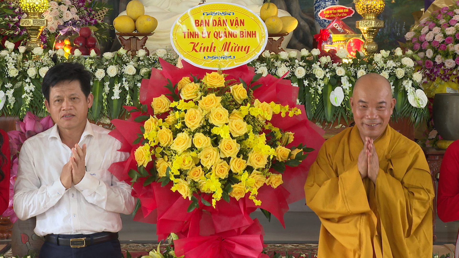 Đồng chí Trưởng Ban Dân vận Tỉnh ủy Lê Văn Bảo tặng hoa chúc mừng các chức sắc Phật giáo, tăng ni, phật tử nhân Đại lễ Phật đản năm 2022.