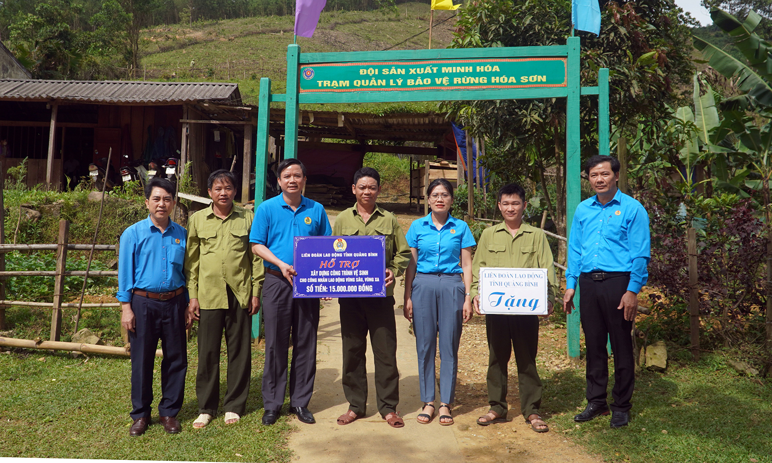 Đồng chí Chủ tịch LĐLĐ tỉnh Phạm Tiến Nam trao kinh phí hỗ trợ xây dựng công trình vệ sinh và tặng quà cho Trạm quản lý, bảo vệ rừng Hóa Sơn