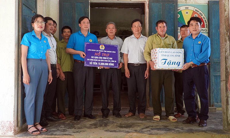 Đồng chí Chủ tịch LĐLĐ tỉnh Phạm Tiến Nam trao quà và chụp ảnh lưu niệm cùng cán bộ, nhân viên Trạm quản lý, bảo vệ rừng Ngọn Rào