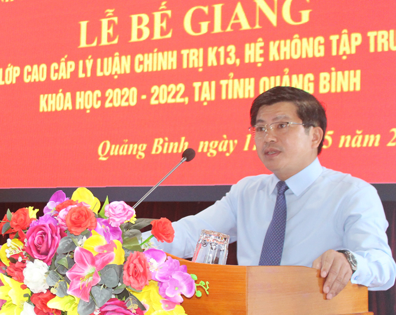  Đồng chí Trưởng ban Tổ chức Tỉnh ủy Trần Vũ Khiêm phát biểu chỉ đạo tại lễ bế giảng.