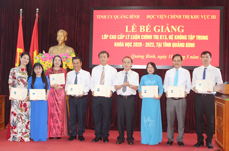 PGS.TS Nguyễn Ngọc Hòa, Phó Giám đốc Học viên Chính trị khu vực III trao bằng tốt nghiệp cho các học viên.