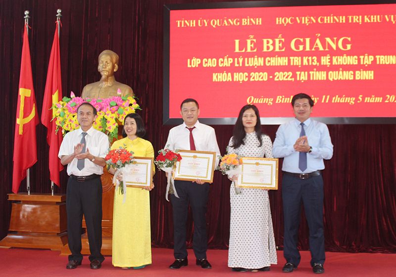  Đồng chí Trưởng ban Tổ chức Tỉnh ủy Trần Vũ Khiêm và PGS.TS Nguyễn Ngọc Hòa, Phó Giám đốc Học viên Chính trị khu vực III tặng giấy khen cho các học viên có thành tích xuất sắc.
