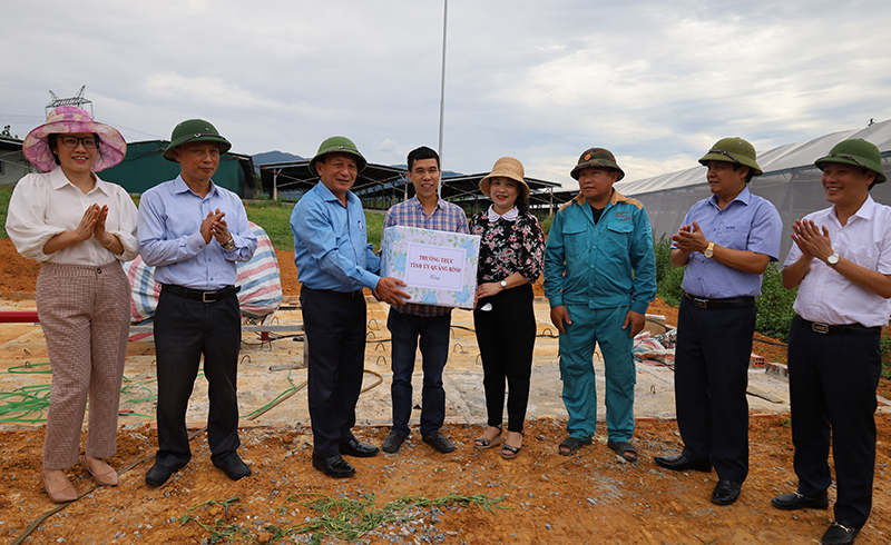  Đồng chí Trần Hải Châu tặng quà trang trại nông nghiệp sạch, công nghệ cao Ngọc Lan.